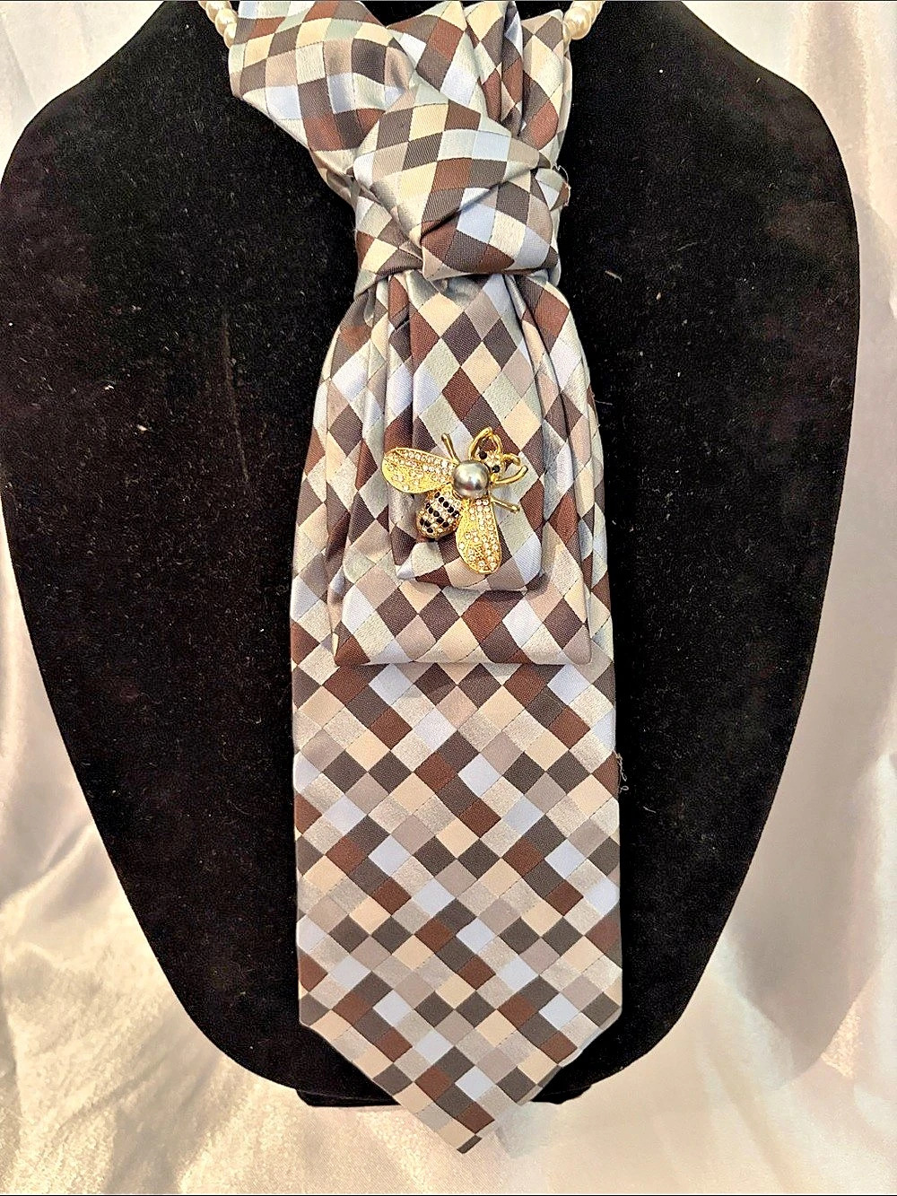 Geometric Bee Brooch Scarf in Brown & Gray